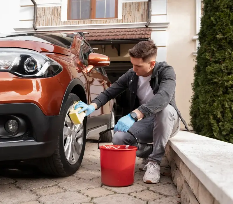 Lavage auto à domicile Saint-Blaise : professionnel intervenant sur un véhicule